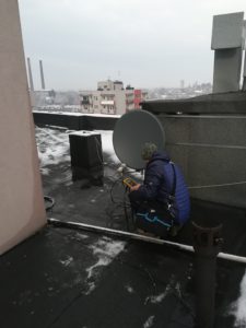 Montaż anten satelitarnych na dachu budynku na Śląsku