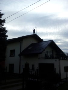 Nasz monter anten satelitarnych na dachu budynku