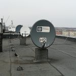 Anteny satelitarne na wieżowcu