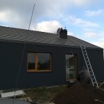 proces montowania anteny satelitarnej na dachu